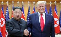 Lãnh đạo Triều Tiên Kim Jong-un gặp Tổng thống Mỹ Trump tại DMZ ngày 30/6. Ảnh: Reuters.