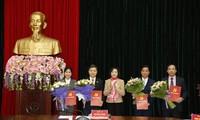 Bí thư Tỉnh ủy Ninh Bình trao quyết định và chúc mừng các đồng chí.