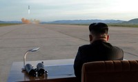 Chủ tịch Kim Jong-un theo dõi một vụ thử vũ khí. Ảnh: KCNA