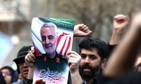 Người dân Iran biểu tình bày tỏ lòng thương tiếc với Tư lệnh Qassem Soleimani. Ảnh: Reuters