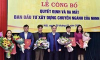 Phó Thống đốc Ngân hàng Nhà nước Đào Minh Tú trao quyết định và chúc mừng các cán bộ được bổ nhiệm.