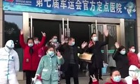 Bệnh nhân Trung Quốc hồ hởi ra viện sau khi ‘thoát’ dịch corona