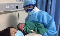 Bé sơ sinh và mẹ đều dương tính với virus corona. Ảnh: Daily Mail