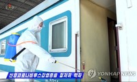 Công nhân Triều Tiên khử trùng xe lửa. Ảnh: Yonhap