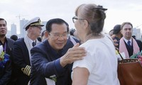 Thủ tướng CampuchiaHun Sen chào mừng hành khách du thuyền Westerdam tại cảng Sihanoukville. Ảnh: Kyodo