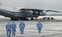 Nhân viên y tế đón máy bay chở người sơ tán từ Vũ Hán (Trung Quốc) về Nga hôm 5/2. Ảnh: RT