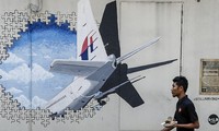Bức họa về MH370 trên đường phố Kuala Lumpur. Ảnh: AP