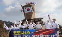 Nhóm nhân viên cứu hộ kêu gọi chung tay chống dịch Covid-19 ở Hàn Quốc. Ảnh: Yonhap