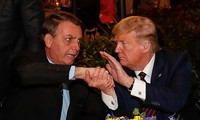 Tổng thống Mỹ Trump bắt tay Tổng thống Brazil Bolsonaro trong cuộc gặp cuối tuần trước. Ảnh: Daily Mail