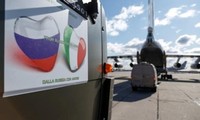 Hàng viện trợ Italy được đưa lên vận tải cơ Nga. Ảnh: Reuters