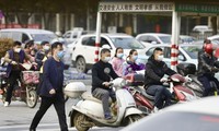 Người dân thị trấn Hiếu Cảm (tỉnh Hồ Bắc) đi lại trên đường hôm 23/3. Ảnh: China Daily
