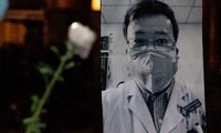 Người dân Trung Quốc tưởng niệm bác sĩ Lý Văn Lượng - một trong những người đầu tiên cảnh báo về virus corona chủng mới. Bác sĩ Lý qua đời không lâu sau đó vì chính căn bệnh COVID-19. Ảnh: AP