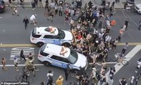 Hai chiếc xe cảnh sát hùng hổ lao vào đám đông người biểu tình ở Mỹ. Ảnh cắt từ video