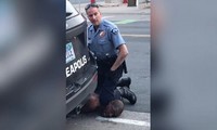 George Floyd bị sĩ quan cảnh sát của thành phố Minneapolis, Derek Chauvin, trấn áp bằng cách đè đầu gối lên cổ. Ảnh: CNN.