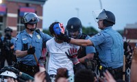 Cảnh sát Mỹ khống chế người biểu tình. Ảnh: NY Times
