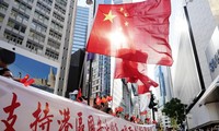Người dân Hong Kong ủng hộ luật an ninh ăn mừng khi luật được thông qua hôm thứ Ba. Ảnh: Tân Hoa Xã