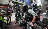 Cảnh sát Hong Kong khống chế người biểu tình. Ảnh: SCMP