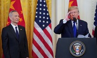 Tổng thống Mỹ Donald Trump và Phó Thủ tướng Trung Quốc Liu He. Ảnh: Reuters