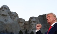 Tổng thống Mỹ Donald Trump đứng trước núi Rushmore. Ảnh: Reuters