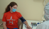 Một tình nguyện viên tham gia thử nghiệm vắc-xin COVID-19. Ảnh: RT