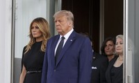 Ông Trump xúc động, được vợ nắm tay an ủi trong tang lễ em trai ở Nhà Trắng