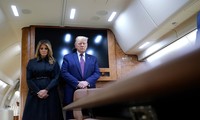 Tổng thống Trump và phu nhân trên chiếc Không lực Một. Ảnh: AP