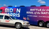 Chiếc xe ủng hộ ông Trump áp sát xe buýt in chữ "Biden-Harris". Ảnh: RT