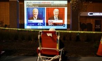 Cử tri theo dõi kết quả bầu cử gần Nhà Trắng. Ảnh: Reuters