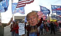 Người ủng hộ ông Trump biểu tình yêu cầu kiểm phiếu minh bạch ở Phoenix (bang Arizona). Ảnh: Reuters