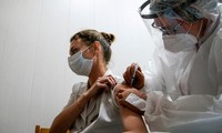 Một nhân viên y tế Nga tiêm vắc-xin COVID-19 ngày 12/10. Ảnh: Reuters