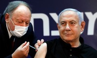 Ông Netanyahu tiêm vắc-xin ngừa COVID-19. Ảnh: Reuters