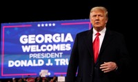 Ông Trump đến bang Georgia ngày 5/12. Ảnh: Reuters