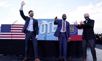 Ông Biden (ngoài cùng bên phải) và 2 ứng viên Thượng nghị sĩ đảng Dân chủ ở bang Georgia. Ảnh: Reuters