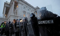 Cảnh sát bảo vệ Điện Capitol. Ảnh: Reuters