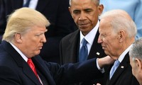 Ông Biden bắt tay ông Trump trong lễ nhậm chức của ông Trump hồi năm 2017. Ảnh: Washington Post