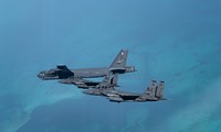 B-52 được hộ tống bay qua Vịnh Ba Tư. Ảnh: Twitter