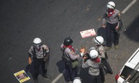Cảnh sát bắt giữ một người biểu tình hôm 28/2. Ảnh: Reuters