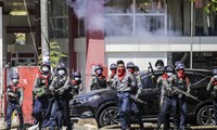 Cảnh sát Myanmar cầm súng xuống đường ngày 1/3. Ảnh: EPA-EFE