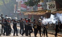Cảnh sát Yangon khống chế người biểu tình. Ảnh: Reuters