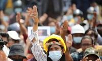 Một phụ nữ trẻ tham gia cuộc biểu tình ở Naypyitaw. Ảnh: Reuters