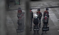 Cảnh sát Myanmar xuống đường trấn áp người biểu tình. Ảnh: Reuters
