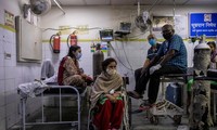 Các bệnh nhân COVID-19 tại một bệnh viện ở New Delhi. Ảnh: Reuters