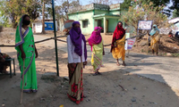 Phụ nữ làng Chikhalar cầm gậy canh gác cẩn mật mọi lối ra vào. Ảnh: India.com