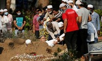 Một bệnh nhân COVID-19 được chôn cất ở Mumbai. Ảnh: Reuters