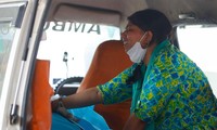 Một phụ nữ Ấn Độ khóc nấc khi thấy chồng qua đời vì COVID-19 trong xe cứu thương. Ảnh: Reuters