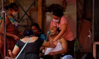 Một bệnh nhân thở oxy trong đền Sikh. Ảnh: Reuters