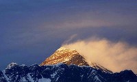 Đỉnh Everest. Ảnh: Reuters