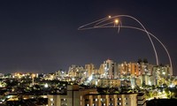 Rocket của Hamas bị hệ thống Vòm Sắt của Israel bắn hạ. Ảnh: Reuters