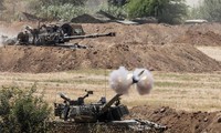 Quân đội Israel nã đạn vào Dải Gaza. Ảnh: Reuters