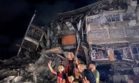 Người dân Palestine ở Dải Gaza ăn mừng sau khi hai bên tuyên bố ngừng bắn. Ảnh: Reuters